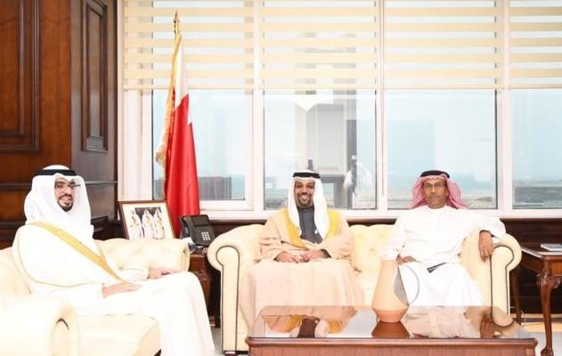 لدى لقاء معاليه بسعادة سفير الإمارات لدى المملكة .. وزير المالية والاقتصاد الوطني: مواصلة تعزيز التعاون المالي والاستثماري بين البحرين والإمارات